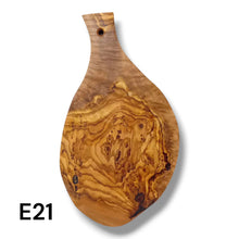 Carica l'immagine nel visualizzatore di Gallery, Tagliere irregolare con manico in Legno di Ulivo cm 25