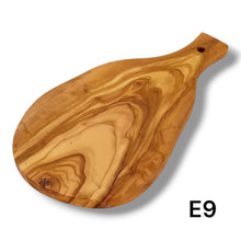 Carica l'immagine nel visualizzatore di Gallery, Tagliere irregolare con manico in Legno di Ulivo cm 25