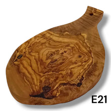 Carica l'immagine nel visualizzatore di Gallery, Tagliere irregolare con manico in Legno di Ulivo cm 25