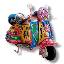 Carica l'immagine nel visualizzatore di Gallery, Vespa Piccola - Miniature Decorate - Cod 86