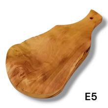 Carica l'immagine nel visualizzatore di Gallery, Tagliere irregolare con manico in Legno di Ulivo cm 25