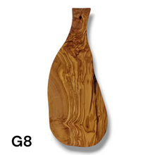 Carica l'immagine nel visualizzatore di Gallery, Tagliere irregolare con manico in Legno di Ulivo cm 45