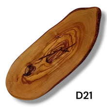 Carica l'immagine nel visualizzatore di Gallery, Tagliere Rustico in Legno di Ulivo cm 40