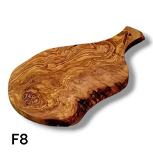 Carica l'immagine nel visualizzatore di Gallery, Tagliere irregolare con manico in Legno di Ulivo cm 35