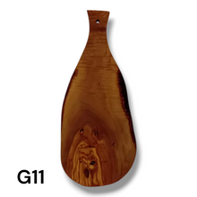 Carica l'immagine nel visualizzatore di Gallery, Tagliere irregolare con manico in Legno di Ulivo cm 45