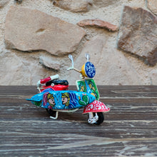 Carica l'immagine nel visualizzatore di Gallery, Vespa Piccola con Surf - Miniature Decorate - cod 64