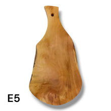 Carica l'immagine nel visualizzatore di Gallery, Tagliere irregolare con manico in Legno di Ulivo cm 25