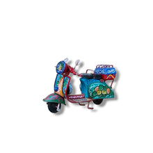 Carica l'immagine nel visualizzatore di Gallery, Vespa Piccola - Miniature Decorate - cod 68