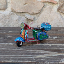 Carica l'immagine nel visualizzatore di Gallery, Vespa Piccola - Miniature Decorate - Cod 74