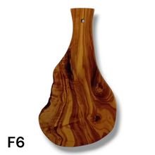 Carica l'immagine nel visualizzatore di Gallery, Tagliere irregolare con manico in Legno di Ulivo cm 35