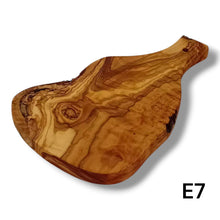 Carica l'immagine nel visualizzatore di Gallery, Tagliere irregolare con manico in Legno di Ulivo cm 25
