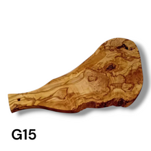 Carica l'immagine nel visualizzatore di Gallery, Tagliere irregolare con manico in Legno di Ulivo cm 45