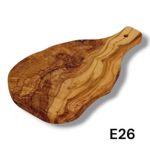 Carica l'immagine nel visualizzatore di Gallery, Tagliere irregolare con manico in Legno di Ulivo cm 25