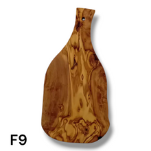 Carica l'immagine nel visualizzatore di Gallery, Tagliere irregolare con manico in Legno di Ulivo cm 35