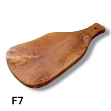 Carica l'immagine nel visualizzatore di Gallery, Tagliere irregolare con manico in Legno di Ulivo cm 35