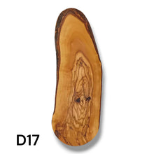 Carica l'immagine nel visualizzatore di Gallery, Tagliere Rustico in Legno di Ulivo cm 40