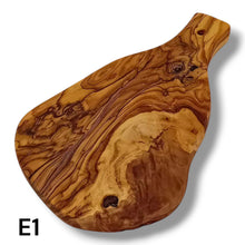Carica l'immagine nel visualizzatore di Gallery, Tagliere irregolare con manico in Legno di Ulivo cm 25