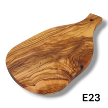 Carica l'immagine nel visualizzatore di Gallery, Tagliere irregolare con manico in Legno di Ulivo cm 25