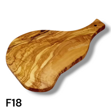 Carica l'immagine nel visualizzatore di Gallery, Tagliere irregolare con manico in Legno di Ulivo cm 35