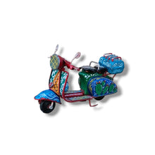 Carica l'immagine nel visualizzatore di Gallery, Vespa Piccola - Miniature Decorate - Cod 74