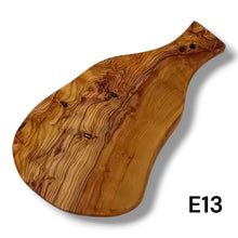 Carica l'immagine nel visualizzatore di Gallery, Tagliere irregolare con manico in Legno di Ulivo cm 25