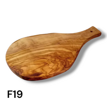 Carica l'immagine nel visualizzatore di Gallery, Tagliere irregolare con manico in Legno di Ulivo cm 35