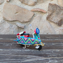Carica l'immagine nel visualizzatore di Gallery, Vespa Piccola con Surf - Miniature Decorate - cod 67