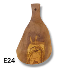 Carica l'immagine nel visualizzatore di Gallery, Tagliere irregolare con manico in Legno di Ulivo cm 25