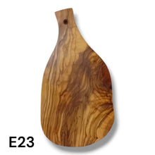 Carica l'immagine nel visualizzatore di Gallery, Tagliere irregolare con manico in Legno di Ulivo cm 25
