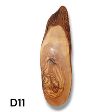 Carica l'immagine nel visualizzatore di Gallery, Tagliere Rustico in Legno di Ulivo cm 40