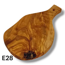Carica l'immagine nel visualizzatore di Gallery, Tagliere irregolare con manico in Legno di Ulivo cm 25