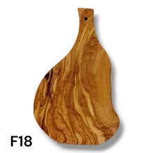 Carica l'immagine nel visualizzatore di Gallery, Tagliere irregolare con manico in Legno di Ulivo cm 35