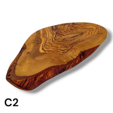Carica l'immagine nel visualizzatore di Gallery, Tagliere Rustico in Legno di Ulivo cm 30