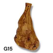 Carica l'immagine nel visualizzatore di Gallery, Tagliere irregolare con manico in Legno di Ulivo cm 45