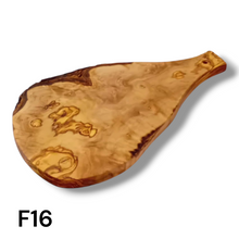 Carica l'immagine nel visualizzatore di Gallery, Tagliere irregolare con manico in Legno di Ulivo cm 35