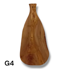 Carica l'immagine nel visualizzatore di Gallery, Tagliere irregolare con manico in Legno di Ulivo cm 45