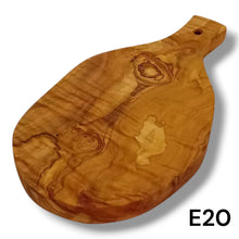 Carica l'immagine nel visualizzatore di Gallery, Tagliere irregolare con manico in Legno di Ulivo cm 25