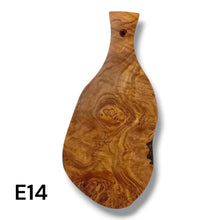 Carica l'immagine nel visualizzatore di Gallery, Tagliere irregolare con manico in Legno di Ulivo cm 25