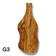 Carica l'immagine nel visualizzatore di Gallery, Tagliere irregolare con manico in Legno di Ulivo cm 45