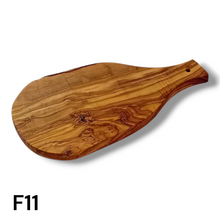 Carica l'immagine nel visualizzatore di Gallery, Tagliere irregolare con manico in Legno di Ulivo cm 35