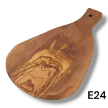 Carica l'immagine nel visualizzatore di Gallery, Tagliere irregolare con manico in Legno di Ulivo cm 25