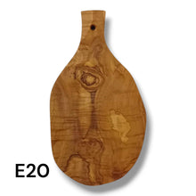 Carica l'immagine nel visualizzatore di Gallery, Tagliere irregolare con manico in Legno di Ulivo cm 25