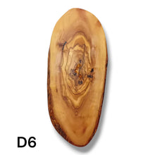 Carica l'immagine nel visualizzatore di Gallery, Tagliere Rustico in Legno di Ulivo cm 40