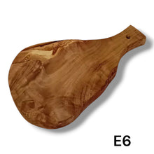 Carica l'immagine nel visualizzatore di Gallery, Tagliere irregolare con manico in Legno di Ulivo cm 25