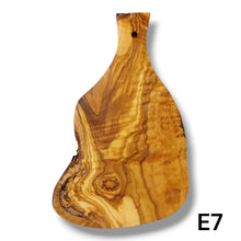Carica l'immagine nel visualizzatore di Gallery, Tagliere irregolare con manico in Legno di Ulivo cm 25