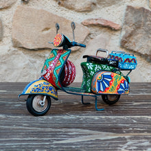 Carica l'immagine nel visualizzatore di Gallery, Vespa Media - Miniature Decorate - cod.62