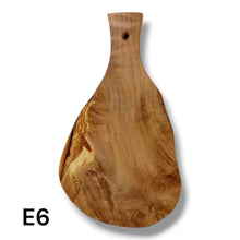 Carica l'immagine nel visualizzatore di Gallery, Tagliere irregolare con manico in Legno di Ulivo cm 25