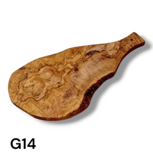 Carica l'immagine nel visualizzatore di Gallery, Tagliere irregolare con manico in Legno di Ulivo cm 45