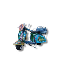 Carica l'immagine nel visualizzatore di Gallery, Vespa Piccola - Miniature Decorate - Cod 78