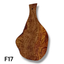 Carica l'immagine nel visualizzatore di Gallery, Tagliere irregolare con manico in Legno di Ulivo cm 35